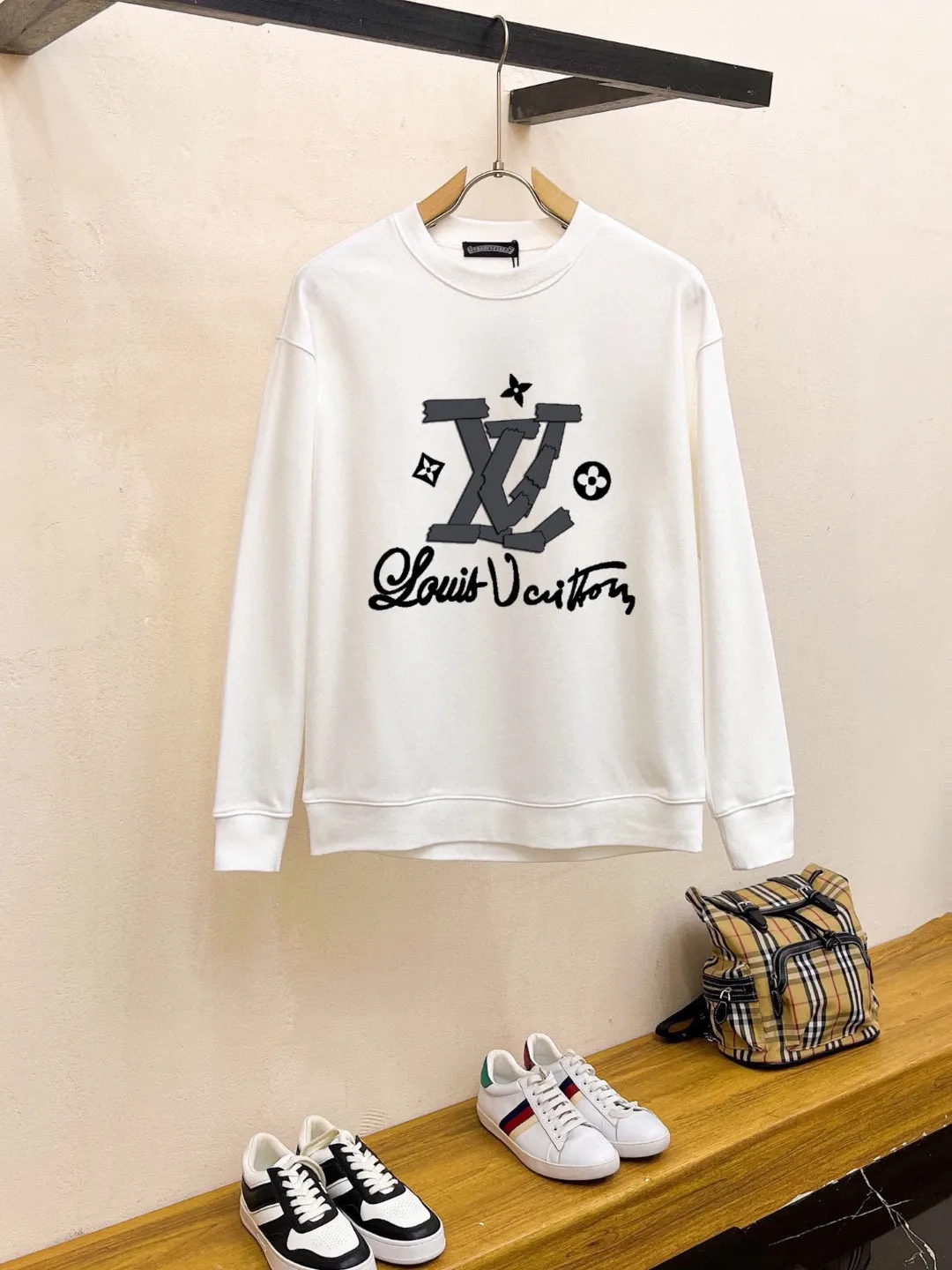 🅿️220 brand [LV Louis Vuitton] (good news for fat people) 2025ss autumn latest long-sleeved round-neck sweatshirt, on sale simultaneously on the official website. Refreshing and breathable. Made of top Tencel Roman. Comfortable and soft. 3D three-dimensional clarity. Super fashion sense. Great for gifting and keeping for yourself. Size: M-5XL (can wear up to 220 pounds)